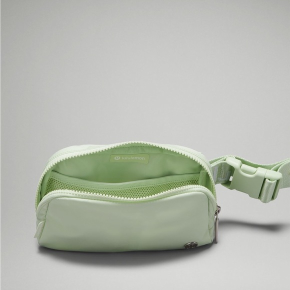 Lululemon Everywhere Belt Bag 1L- Kohlrabi Green/White - Picture 10 of 12